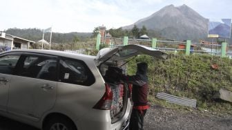 Evakuasi Pedagang di Lereng Merapi