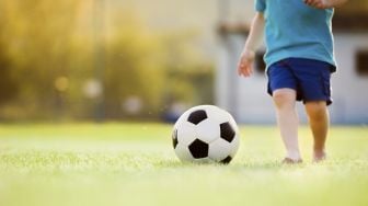 Bocah Diludahi Saat Ambil Bola yang Menggelinding ke Halaman Tetangga, Alasannya Bikin Sang Ibu Ngamuk