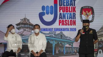 Calon Wali Kota Solo nomor urut dua Bagyo Wahyono (kanan) menyampaikan visi misi saat Debat Terbuka Pilihan Wali Kota dan Wakil Wali Kota Solo di Solo, Jawa Tengah, Jumat (6/11/2020). [ANTARA FOTO/Mohammad Ayudha]