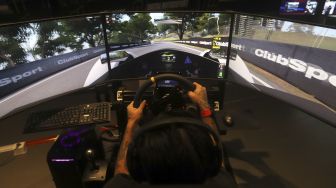 Pembalap melakukan sesi latihan menggunakan simulator balap di P1 Academy Motorsport Indonesia (ADMI), Kebayoran Baru, Jakarta, Jumat (6/11/2020). [Suara.com/Angga Budhiyanto]