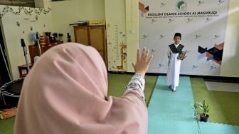 Anak berkebutuhan khusus mengenakan busana muslim saat acara Al Mashduqi Fair 2020 di Excellent Islamic School Al Masduqi, Tarogong Kaler, Kabupaten Garut, Jawa Barat, Jumat (6/11/2020). [ANTARA FOTO/Candra Yanuarsyah]