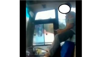 Adegan Berbahaya Sopir Kemudikan Bus Sambil Berdiri dan Joget, Ngeri!