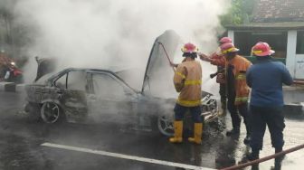 Sempat Ngebut, Mobil Sedan Tanpa Plat Nomor Hangus Terbakar di Ring Road