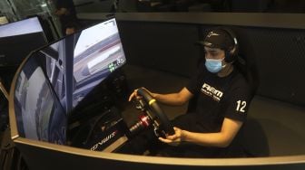 Pembalap melakukan sesi latihan menggunakan simulator balap di P1 Academy Motorsport Indonesia (ADMI), Kebayoran Baru, Jakarta, Jumat (6/11/2020). [Suara.com/Angga Budhiyanto]