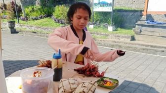 Viral Gadis Kecil Jago Bahasa Belanda Bikin Kagum, Kini Jualan Sate