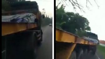 Video Truk Tronton Ugal-ugalan, Nyaris Renggut Nyawa Pengendara Motor