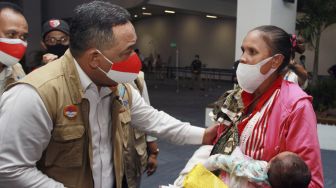 Kepala Badan Pelindungan Pekerja Migran Indonesia Benny Rhamdani (kiri) berbincang dengan seorang Warga Negara Indonesia (WNI) yang dideportasi setibanya dari Malaysia, di Terminal 3 Bandara Soekarno Hatta, Tangerang, Banten, Sabtu (7/11/2020). [ANTARA FOTO/Muhammad Iqbal]