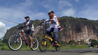 Pengunjung bersepeda di kawasan Lembah Harau, Kabupaten Limapuluhkota, Sumatera Barat, Sabtu (7/11/2020). [ANTARA FOTO/Iggoy el Fitra]