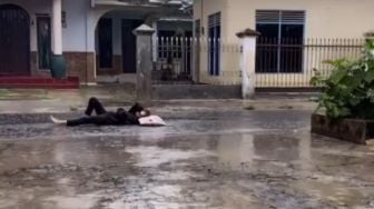 Gak Habis Pikir, Demi Konten Perempuan Ini Rela Tidur di Tengah Jalan