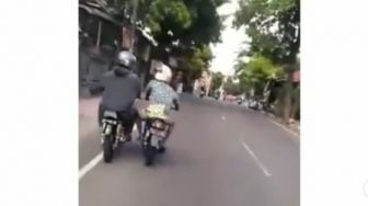 Dua Pemotor Baku Pukul di Pinggir Jalan, Diduga Karena Suara Motor