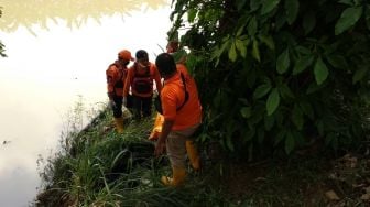 Evakuasi Mayat Mengambang di Kali Bekasi, Ada Uang Jutaan Rupiah di Dompet