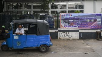 Pengemudi bajaj menunggu penumpang di kawasan Stasiun Tebet, Jakarta, Minggu (8/11/2020). [ANTARA FOTO/Galih Pradipta]