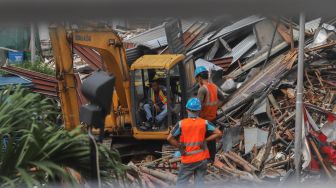 Aktivitas para pekerja menyelesaikan proyek renovasi gedung Sarinah  di Jalan MH. Thamrin, Jakarta Pusat, Minggu (8/11). [Suara.com/Alfian Winanto]