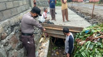 Hujan-hujanan, Balita Tewas usai Kejar Sandal Hanyut di Got Depan Rumah