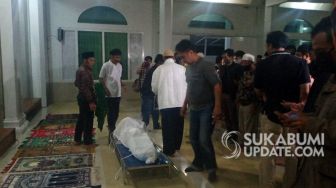 Tiba di Rumah Duka, Jenazah Aa Gatot Langsung Disalatkan di Masjid