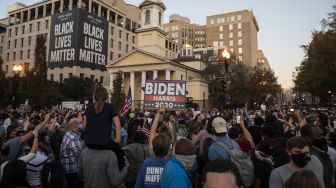 Ribuan pendukung Joe Biden merayakan kemenangan Joe Biden pada Pemilu AS 2020 di dekat Gedung Putih, Washington, AS, Sabtu (7/11/2020).  [ANDREW CABALLERO-REYNOLDS / AFP]