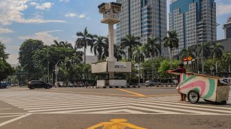 Kondisi disekitar area Tugu Jam Thamrin yang berada di Jl. MH. Thamrin, Jakarta Pusat, Minggu (8/11). [Suara.com/Alfian Winanto]