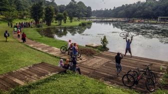 Sejumlah warga menikmati keindahan Danau Ecology Park (Ecopark) yang berada di kawasan Cibinong Science Center (CSC) atau Lembaga Ilmu Pengetahuan Indonesia (LIPI), Kebun Raya Cibinong, Kabupaten Bogor, Jawa Barat, Minggu (8/11/2020). [ANTARA FOTO/Yulius Satria Wijaya]

