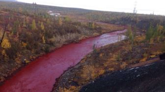 Misterius! Sungai Ini Berubah Menjadi Merah