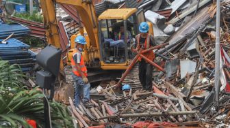 Pekerja menyelesaikan proyek renovasi gedung Sarinah  di Jalan MH. Thamrin, Jakarta Pusat, Minggu (8/11). [Suara.com/Alfian Winanto]