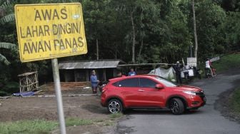 Pengunjung memutar balik kendaraannya di palang pintu wisata alam Bukit Klangon yang tutup di Desa Glagaharjo, Cangkringan, Sleman, DI Yogyakarta, Minggu (8/11/2020). [ANTARA FOTO/Hendra Nurdiyansyah]