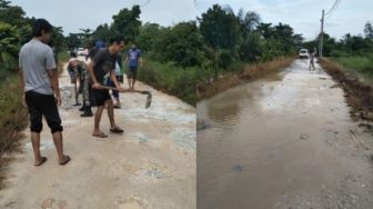 Warga Simpang Tiga Timbun Jalan Secara Swadaya