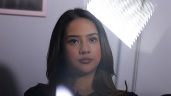 Artis Anya Geraldine berpose saat berkunjung di Kantor Redaksi Suara.com, Jakarta, Rabu  (14/12/2019).  [Suara.com/Angga Budhiyanto]