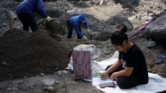 Manda (10) belajar secara online di area penambangan pasir Lereng Gunung Merapi, Cangkringan, Sleman, D.I Yogyakarta, Senin (9/11/2020).  [ANTARA FOTO/Andreas Fitri Atmoko]