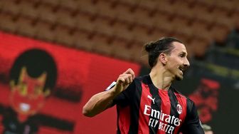 Penyerang AC Milan Zlatan Ibrahimovic  melakukan selebrasi setelah mencetak gol kegawang Verona selama pertandingan sepak bola Serie A Italia antara AC Milan melawan Verona di Stadion San Siro, Milan, Italia, Senin (9/11) dini hari WIB.  [Miguel MEDINA / AFP]
