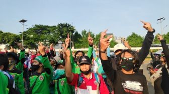 Kecewa Legislative Review Ditolak, Buruh Kompak Acungkan Jari Tengah ke DPR