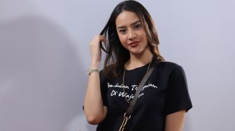 Artis Anya Geraldine berpose saat berkunjung di Kantor Redaksi Suara.com, Jakarta, Rabu  (14/12/2019).  [Suara.com/Angga Budhiyanto]