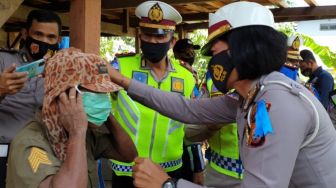 Operasi Zebra Berakhir, Polwan Gowa Bagi-bagi Masker di Hutan Pinus