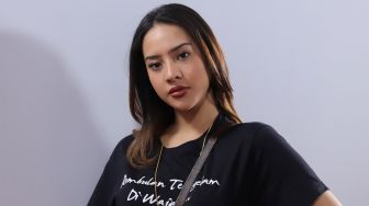 Artis Anya Geraldine berpose saat berkunjung di Kantor Redaksi Suara.com, Jakarta, Rabu  (14/12/2019).  [Suara.com/Angga Budhiyanto]