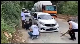 Viral Video Mobil Terlalu Ceper, Sulit Jalan dan Bikin Susah Banyak Orang