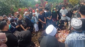 Warga Sukabumi Berdatangan Saksikan Pemakaman Gatot Brajamusti