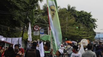 Massa Padati Kawasan Petamburan Siap Sambut Rizieq Shihab