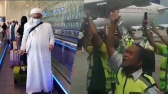 Habib Rizieq Shihab Tiba, Petugas Bandara Ramai-ramai Lantunkan Sholawat