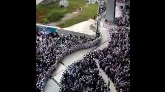 Merinding, Video Ribuan Orang Jemput Habib Rizieq di Bandara Soetta