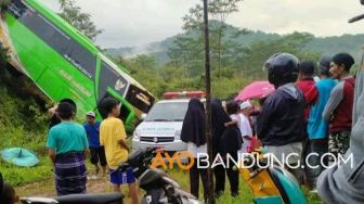 Bus Jamaah Pengajian Masjid At-Tohirin Terperosok ke Jurang di Tasikmalaya