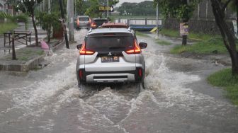 Terobos Genangan Banjir Bikin Kolong Mobil Bersih? Mitos atau Fakta?