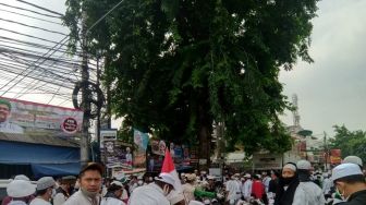 Pendukung Menyemut di Petamburan: Marhaban Habib Rizieq, Ahlan Wa Sahlan