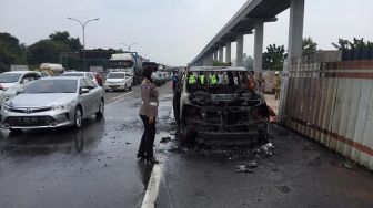 Alphard Terbakar di Tol Jagorawi Diduga Akibat Korsleting Listrik