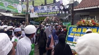 Massa dan Tamu Terus Berdatangan di Kediaman Habib Rizieq di Petamburan