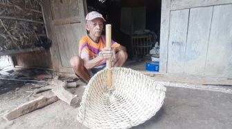 Sukijan, Veteran yang Kini Mengisi Masa Tuanya dengan Membuat Anyaman Bambu