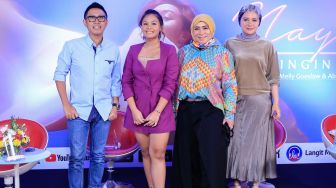 Nayla Ayu Adrevi (kedua kiri), sang ayah Eko Patrio (kiri), Melly Goeslaw (kedua kanan) dan sang Ibu  Viona Rosalina (kanan) berpose didepan kamera saat launching single pertama Nayla di Cipinang Muara, Jakarta Timur, Selasa (10/11). [Suara.com/Alfian Winanto]