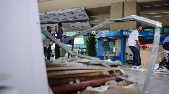 Petugas membersihkan puing fasilitas yang rusak di Terminal 3 Bandara Soekarno Hatta, Tangerang, Banten, Selasa (10/11/2020).  [ANTARA FOTO/Fauzan]
