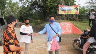Dosen dan Mahasiswa UNRI Bagikan Masker di Desa Salo, Kampar