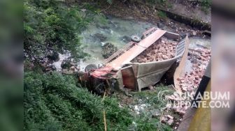 Truk Bermuatan Mie Instan Nyemplung ke Sungai di Mande, Sopir Tewas