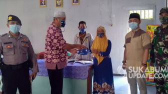 Warga Mekarmukti Sukabumi Dapat BLT DD, Bonusnya Masker