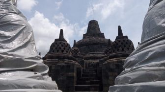 Antisipasi Abu Merapi, Bangunan Candi Borobodur Ditutup Terpaulin